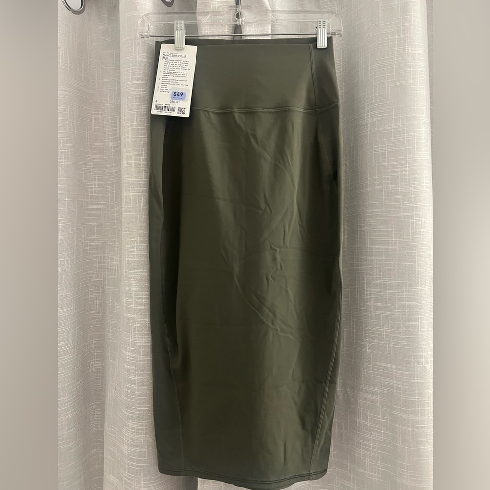 Lululemon slim fit nulu skirt NWOT size 6